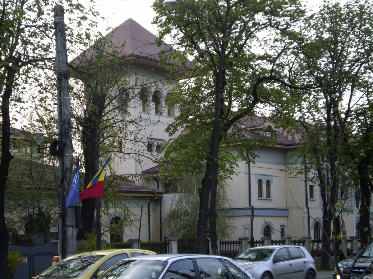 Schemă de căpușare: Imobil RA-APPS, dat în chirie unui privat care ia zeci de mii de euro de la o bancă de stat