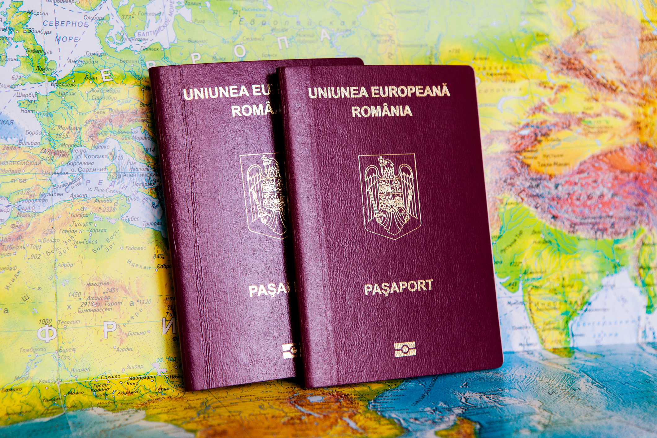 Pașaportul românesc urcă în topul mondial. În câte țări pot călători românii fără viză