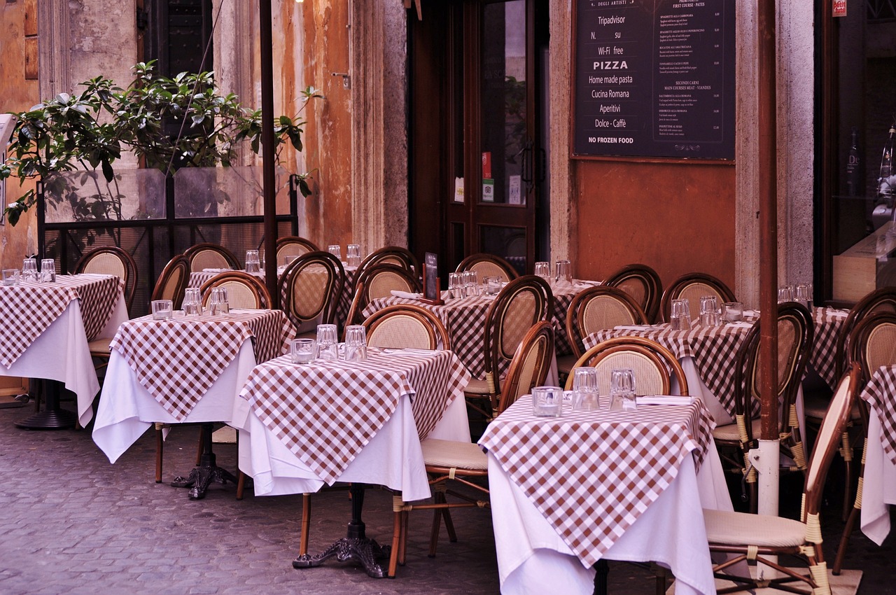 Ieșirile la restaurant devin un lux pentru mulți români. Patronii încep disponibilizările
