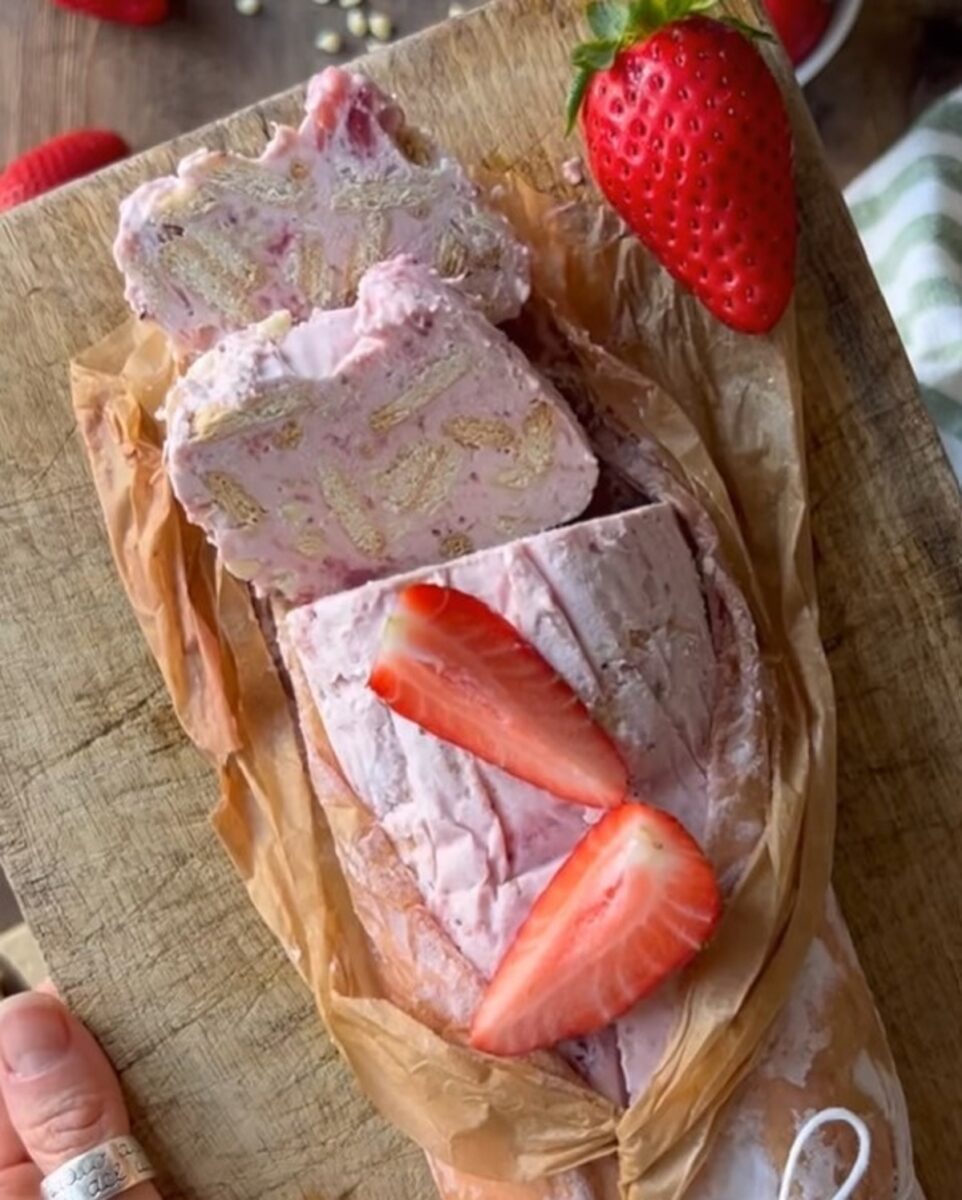 Rețeta salamului rece de căpșuni. Ingredientul care îi dă gustul perfect