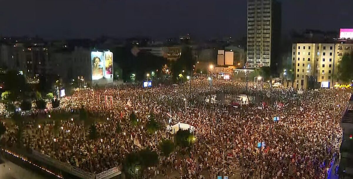 Protestele contra regimului din Serbia se amplifică. Sediul partidului prezidențial, incendiat