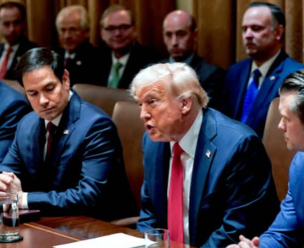 Se tulbură apele în jurul lui Trump. Senatorii democrați îl trag la răspundere pentru atacul lansat asupra Iranului