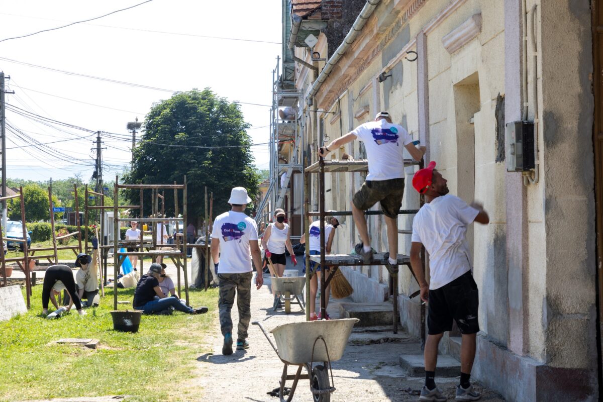 Cine sunt voluntari care dau viață satelor din Banat. Inițiativă unică