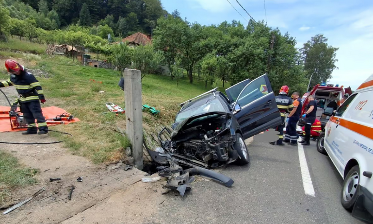 O fetiță de 10 ani și o femeie, moarte într-un cumplit accident. Mașina s-a izbit de un cap de pod