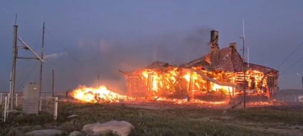 Cabana meteorologică de pe Vlădeasa, Cluj, mistuită de flăcări. Pagubele sunt uriașe