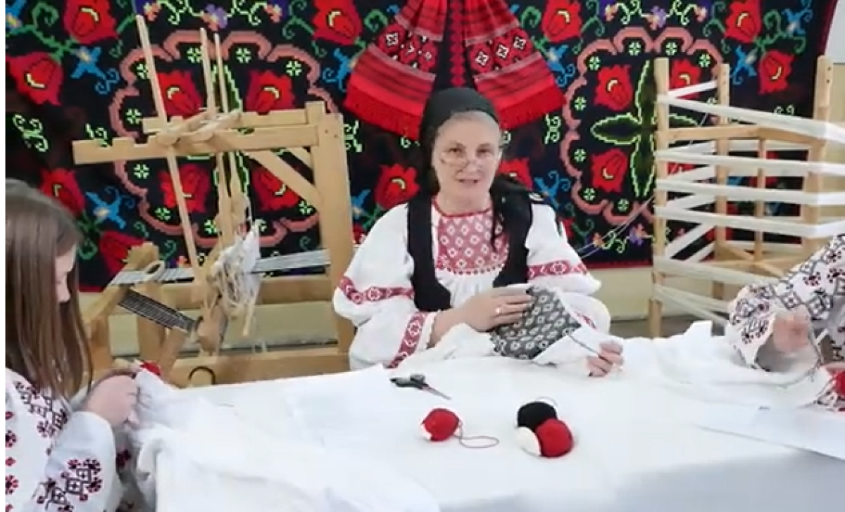 Singura meșteriță din Apuseni care reface cămașa cu „ciupag”, Tezaur Uman Viu