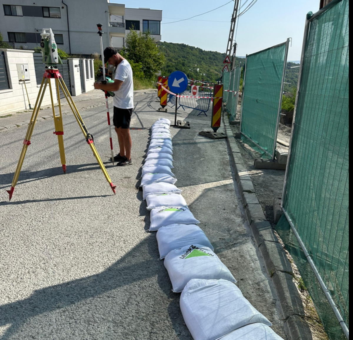 Dezastru. O stradă din Cluj o ia iar la vale, la un an după consolidare. Oamenii, disperați