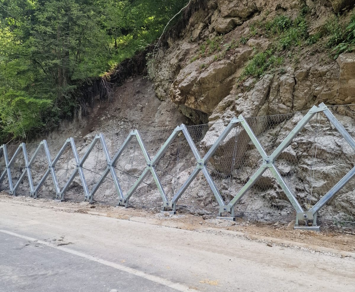 Alunecări de teren pe unul dintre cele mai frumoase drumuri. Drumul Apusenilor rămâne închis