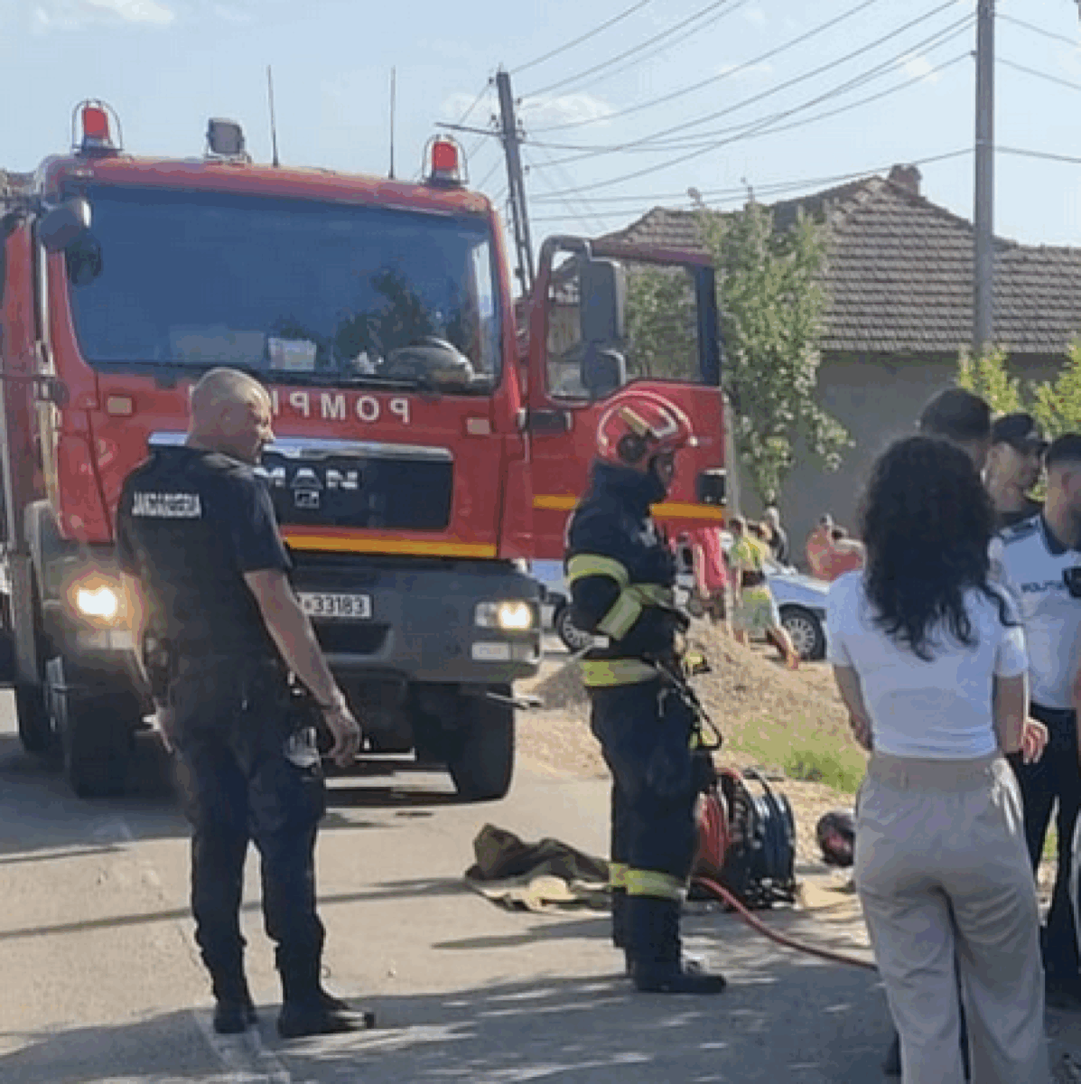 Accident teribil cu doi dolescenți aflați pe o motocicletă. Unul a fost prins sub o mașină