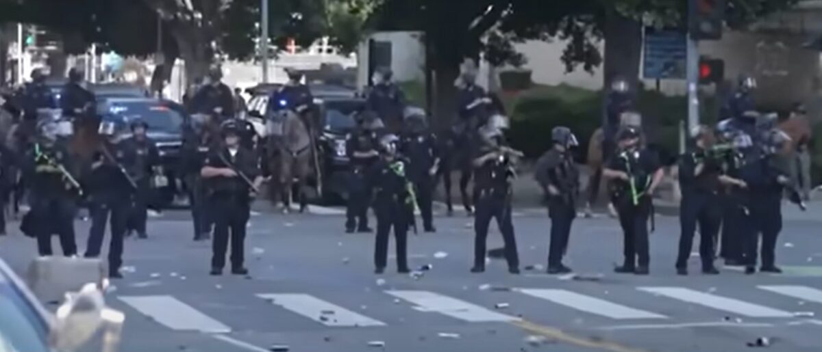 Haosul crește în Los Angeles. Pușcașii marini, trimiși pentru a calma situația