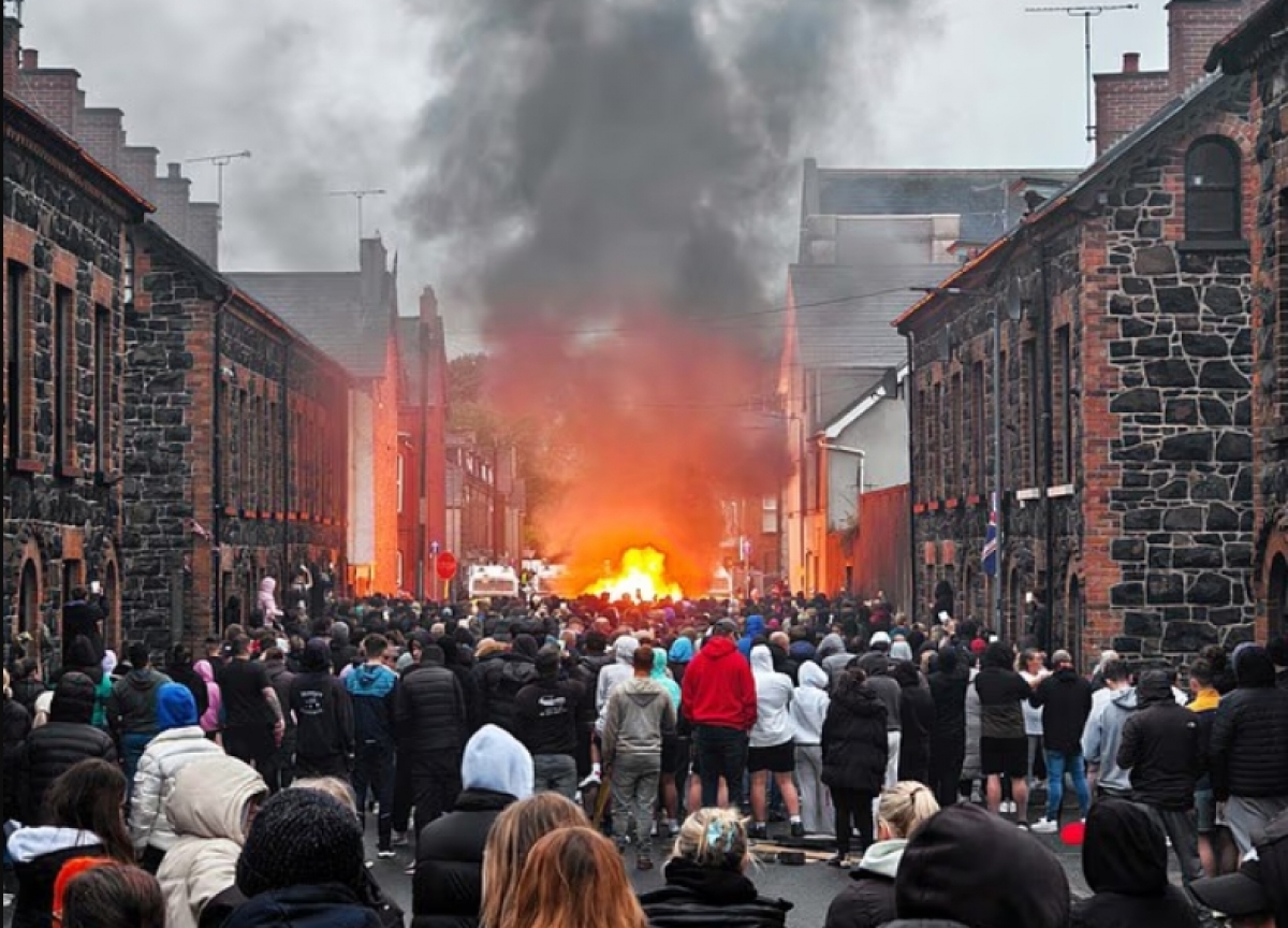 Revolte în Irlanda de Nord, după arestarea a doi adolescenți români. Violențe, vandalism și acuzații rasiste