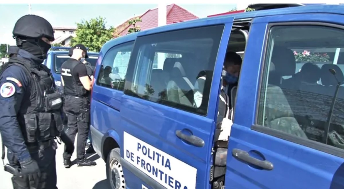 Un polițist ar fi furat 900 baxuri de țigări de la corpuri delicte. Prins cu focuri de armă