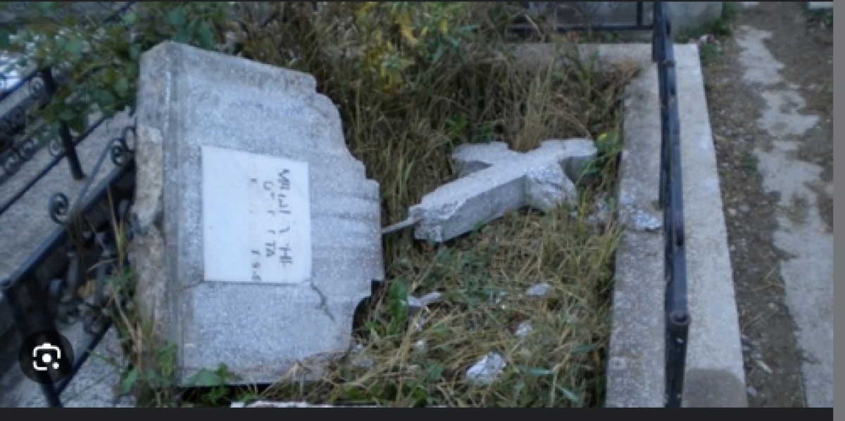 Un bărbat din Arad a distrus cu barosul cinci morminte, inclusiv pe al mamei sale. Pedeapsa primită
