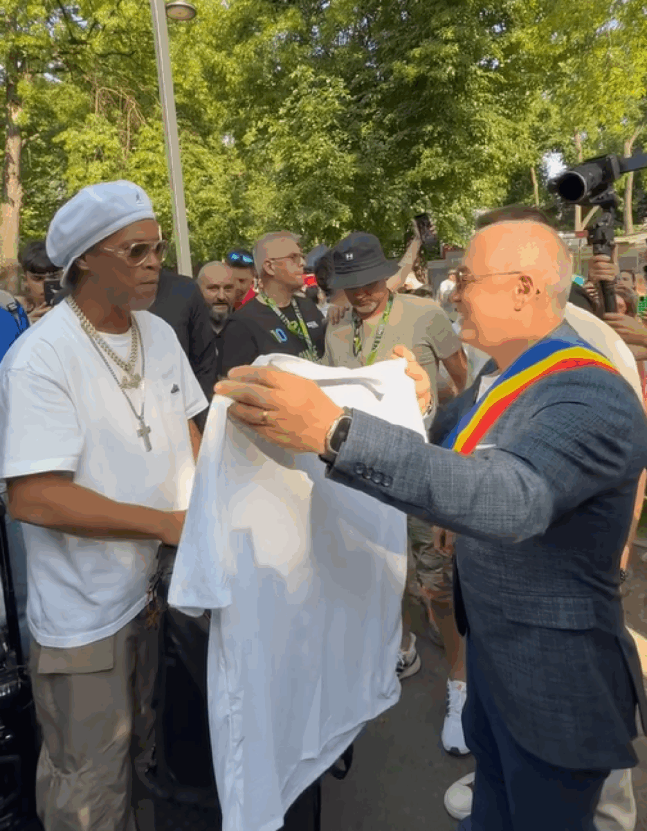 Ronaldinho a aterizat la Cluj. Starul brazilian, întâmpinat de primarul Boc