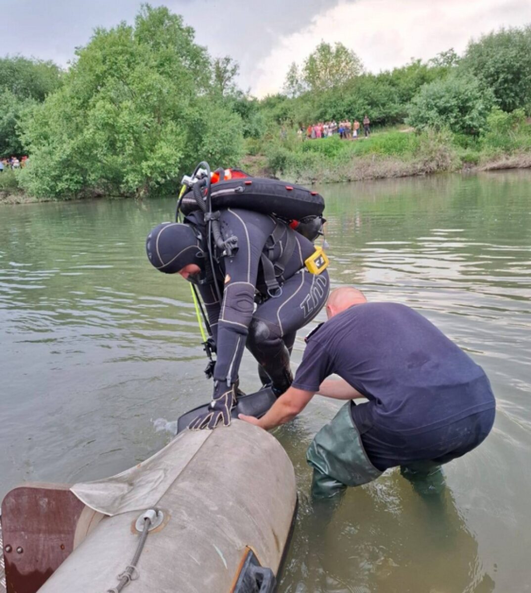 Tragedie pe Crișul Negru. O fetiță de 8 ani a murit, sub ochii surioarei sale