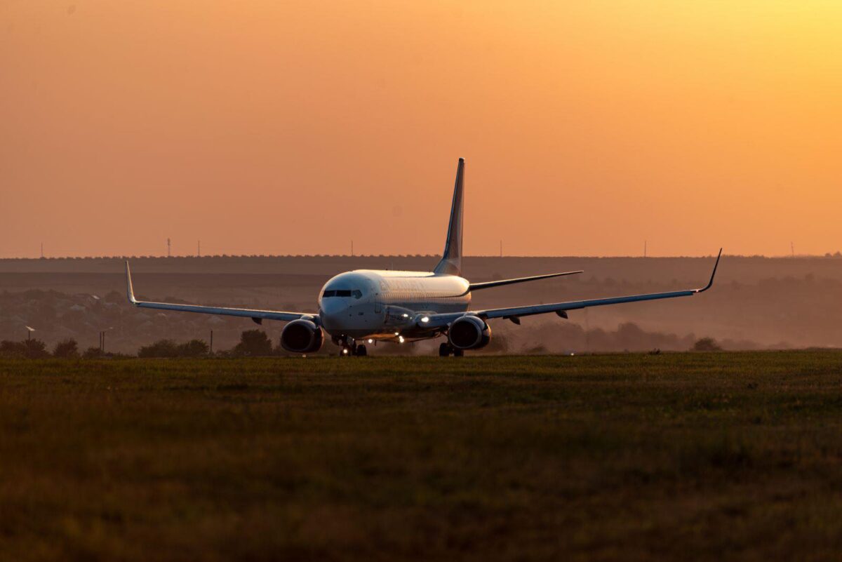 Cum recuperezi paguba dacă avionul întârzie cu zecile de ore