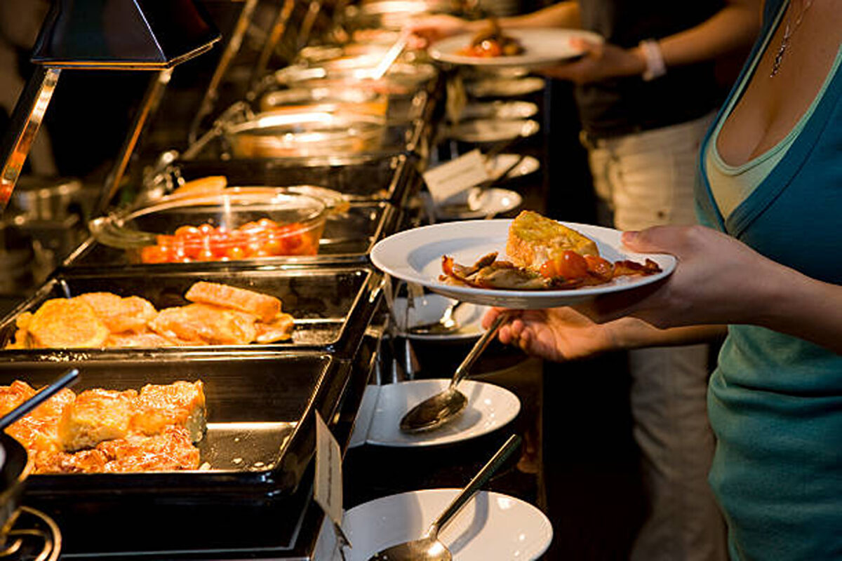 Mâncarea de pe litoral, mai scumpă decât cazarea. Turiștii, șocați de nota de plată