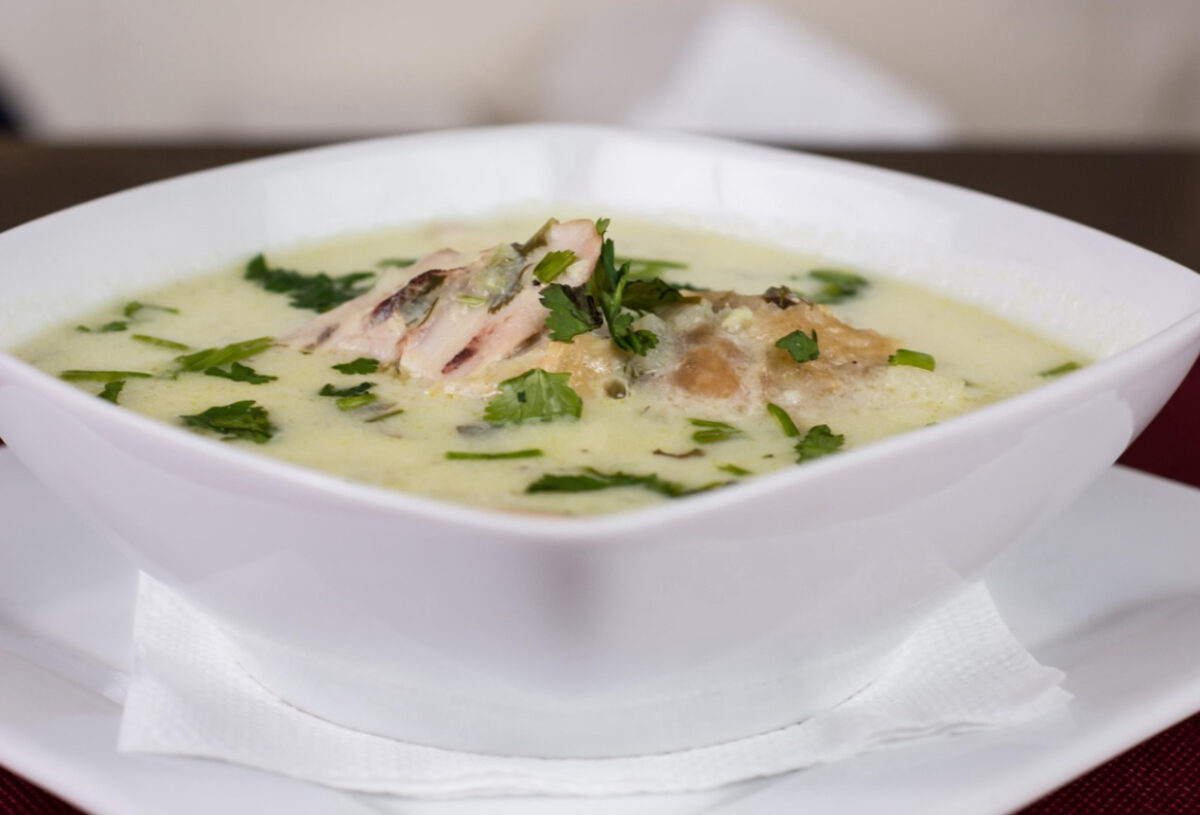 Ciorba de salată cu slănină afumată. Rețetă din Ardeal