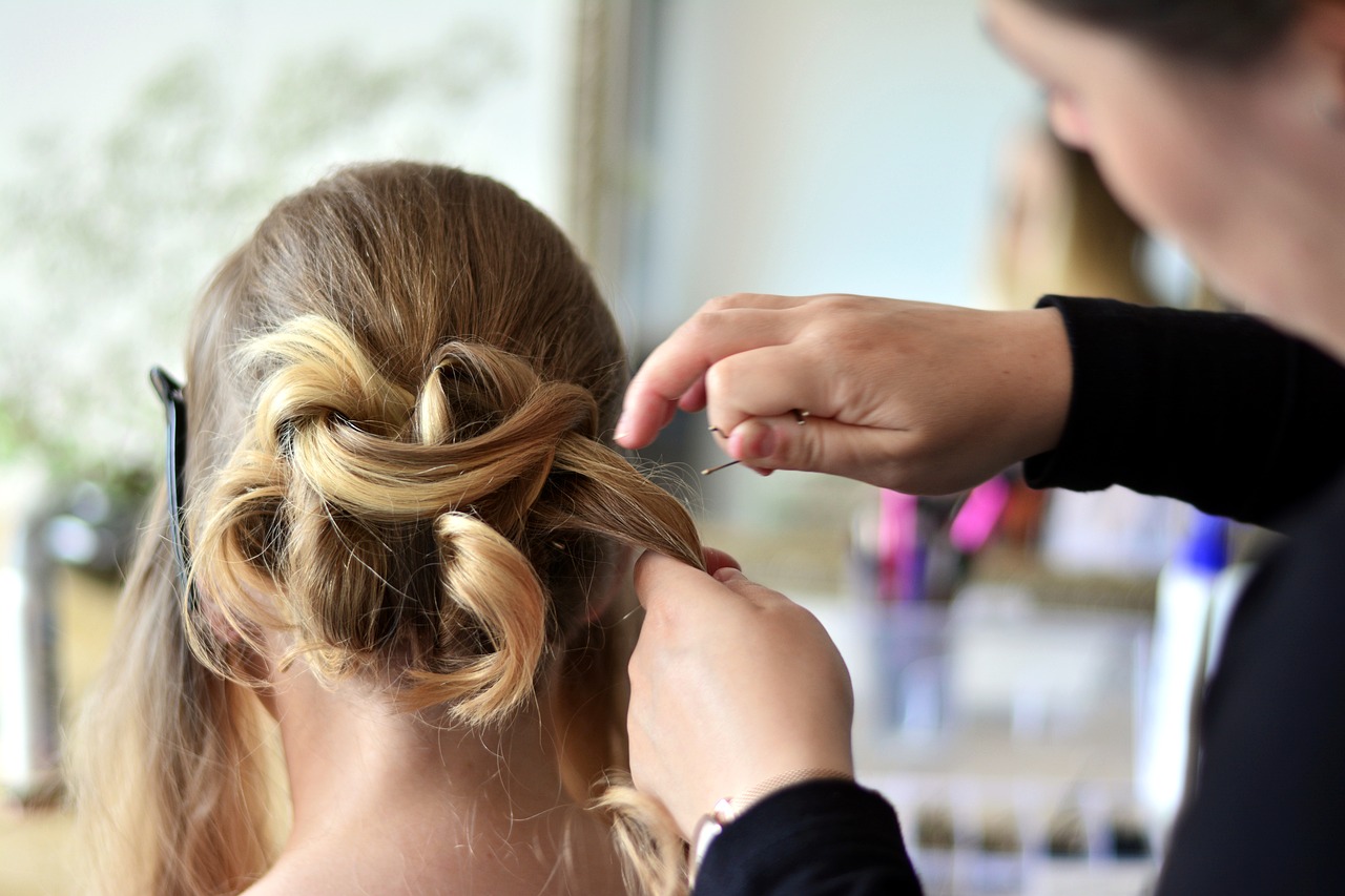 Coafuri impecabile, fără plăci sau ondulatoare. Secretele hairstyliștilor