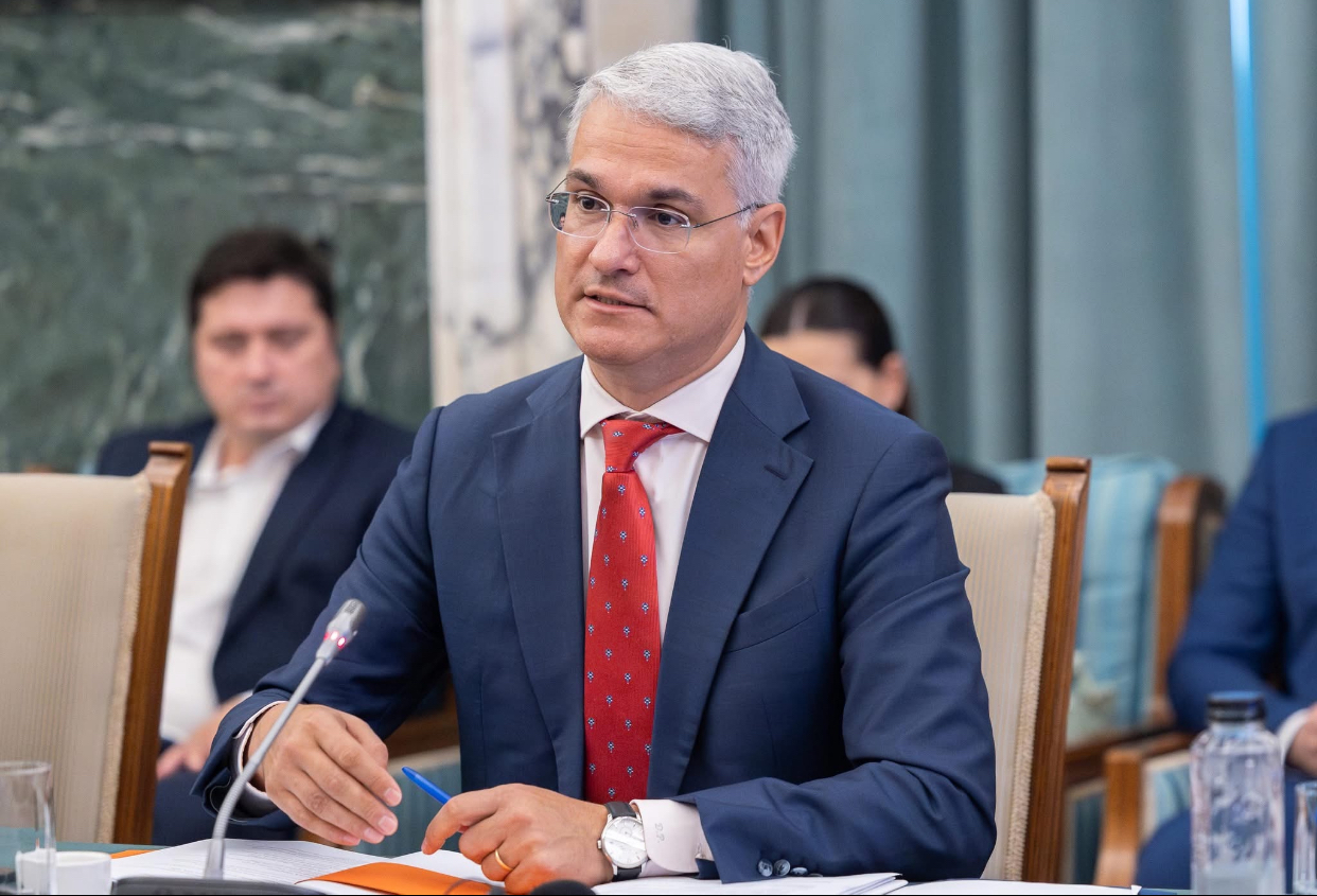 Ministrul Dragoș Pîslaru a obținut o locuință de serviciu în București, deși are două case în Capitală. Apartamentul primit are 5 camere, lângă Arcul de Triumf