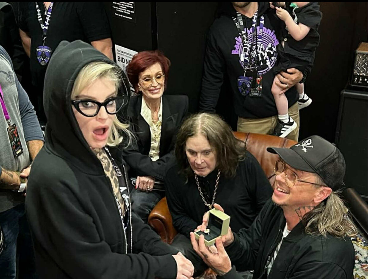 Surpriză pe scenă: Kelly Osbourne, cerută în căsătorie la concertul tatălui ei