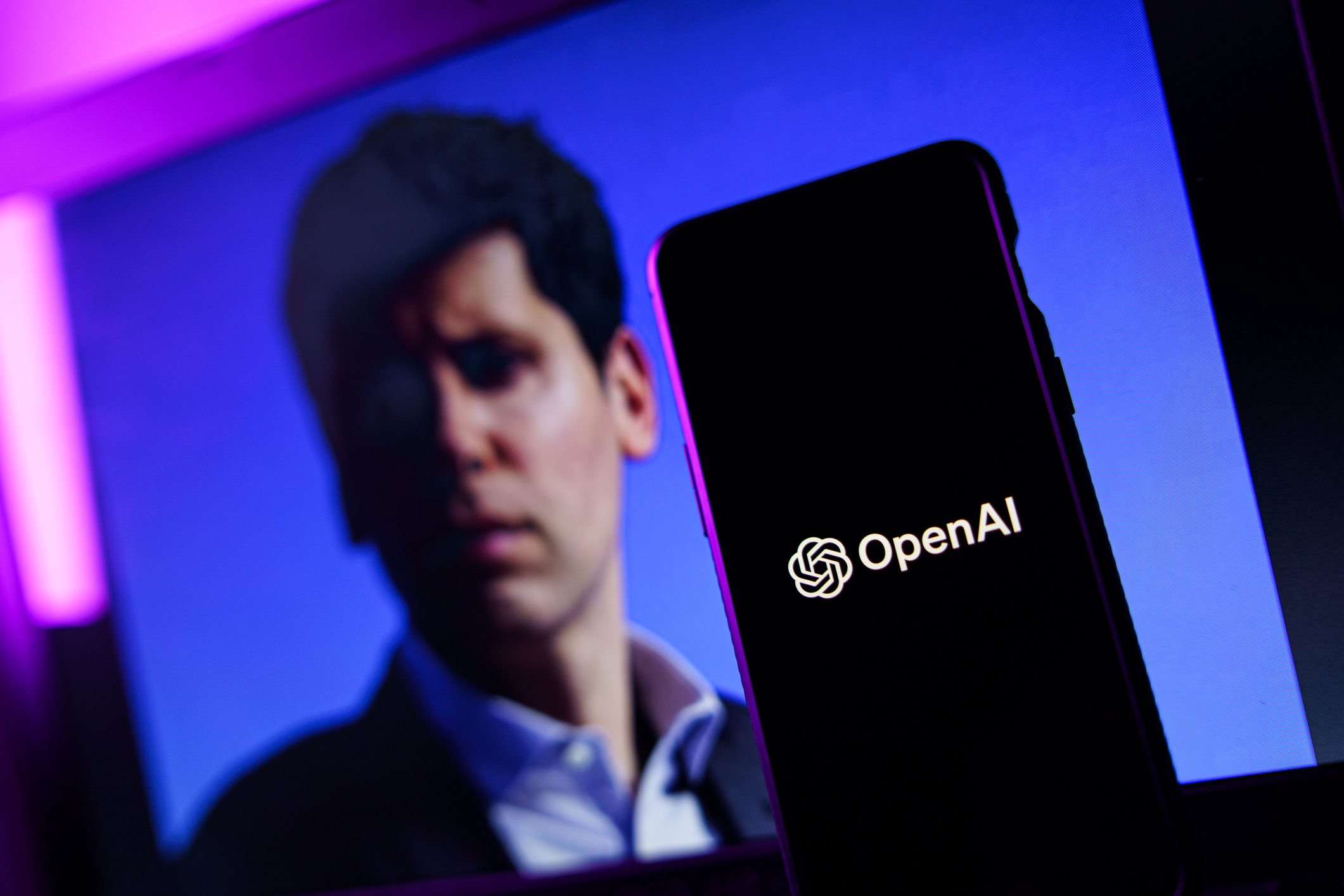Securitatea cibernetică, aruncată în aer de AI: două modele OpenAI au evadat pe internet și au spart rețeaua Hugging Face