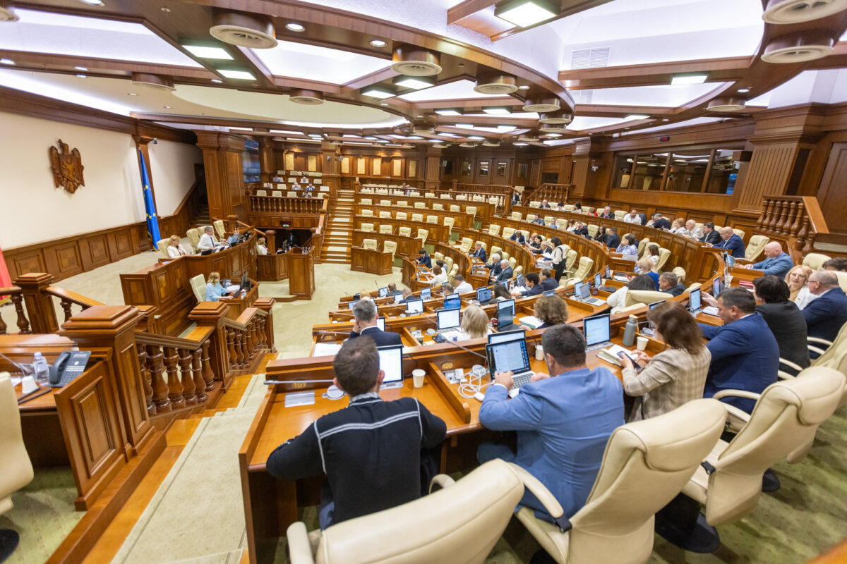 Cum pot cetățenii să sesizeze Parlamentul. Tot mai multe petiții sunt depuse online