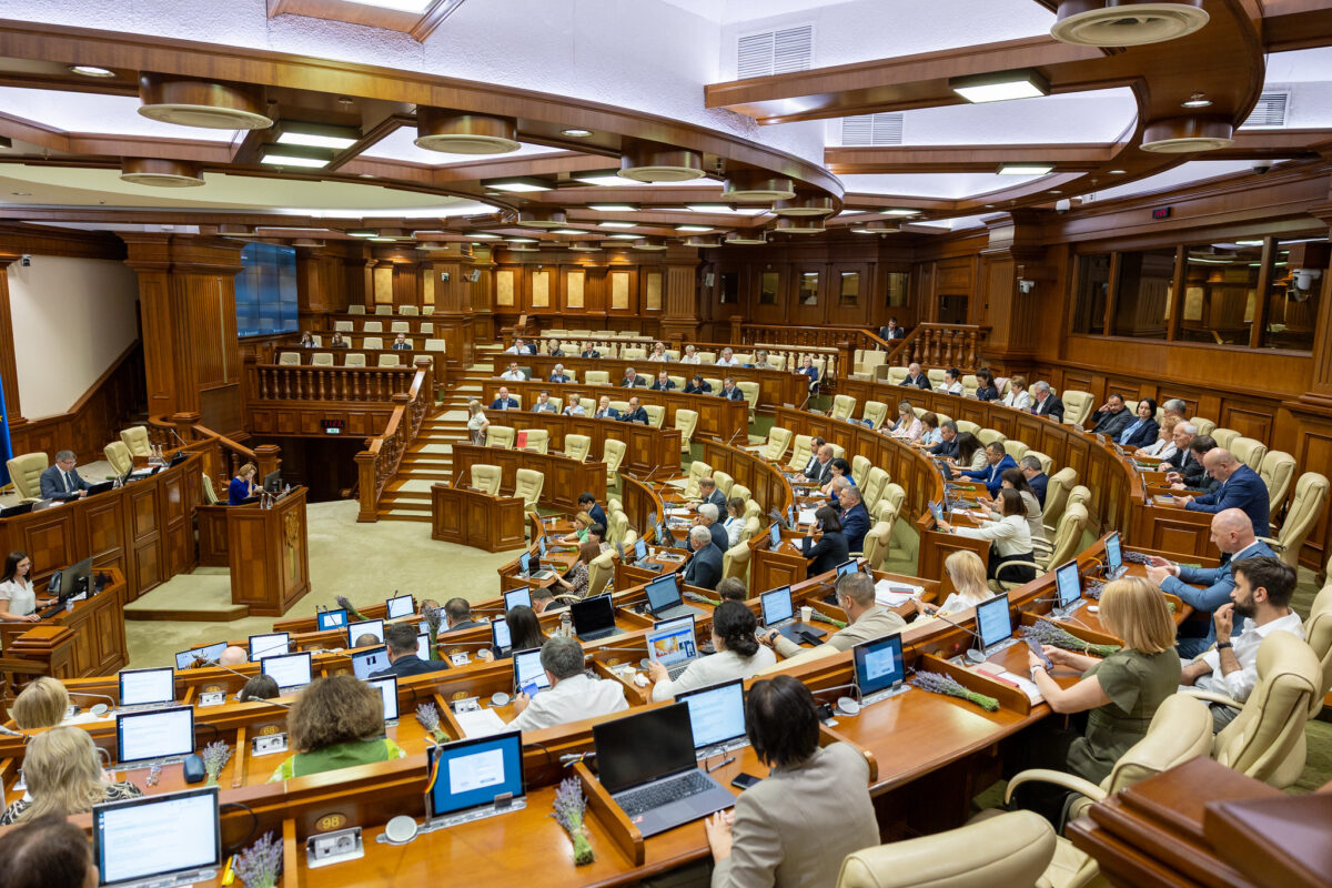 Sondaj: Șase partide ar trece pragul electoral. Cine ar controla majoritatea în Parlamentul Republicii Moldova