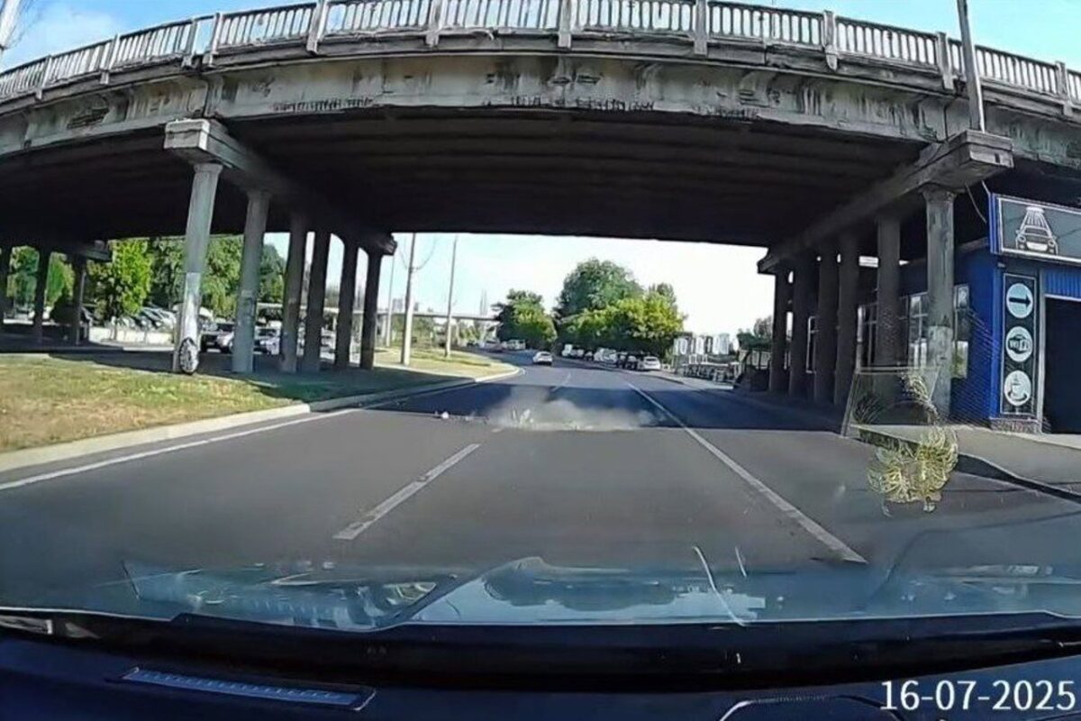 Pericol la Chișinău. Bucăți de beton au căzut în fața unei mașini în mers
