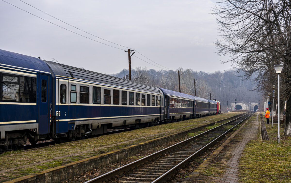 Un bărbat și-a agresat soția cu un cuțit în tren, sub privirile înfricoșate ale călătorilor