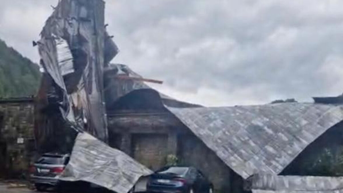 Sinaia, sub asediul vijeliei. Acoperișul gării a fost distrus