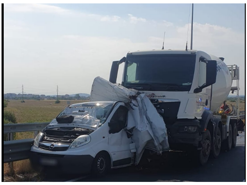 Grav accident la ieșire din Oradea spre autostrada A3. Două victime. Un om, declarat mort, altul, intubat