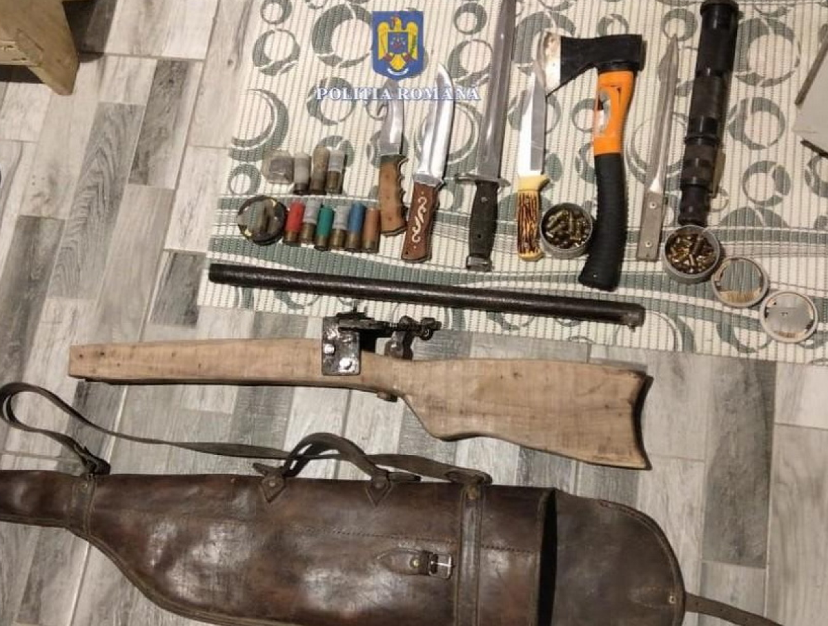 Arme, muniție, săgeți, trofee, ridicate de polițiști din casele unor bihoreni