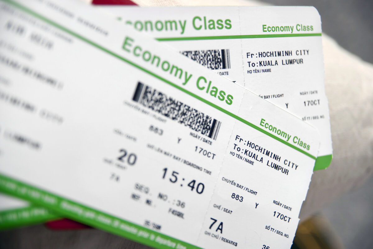 Cine plătește când compania aeriană îți greșește numele pe biletul de avion