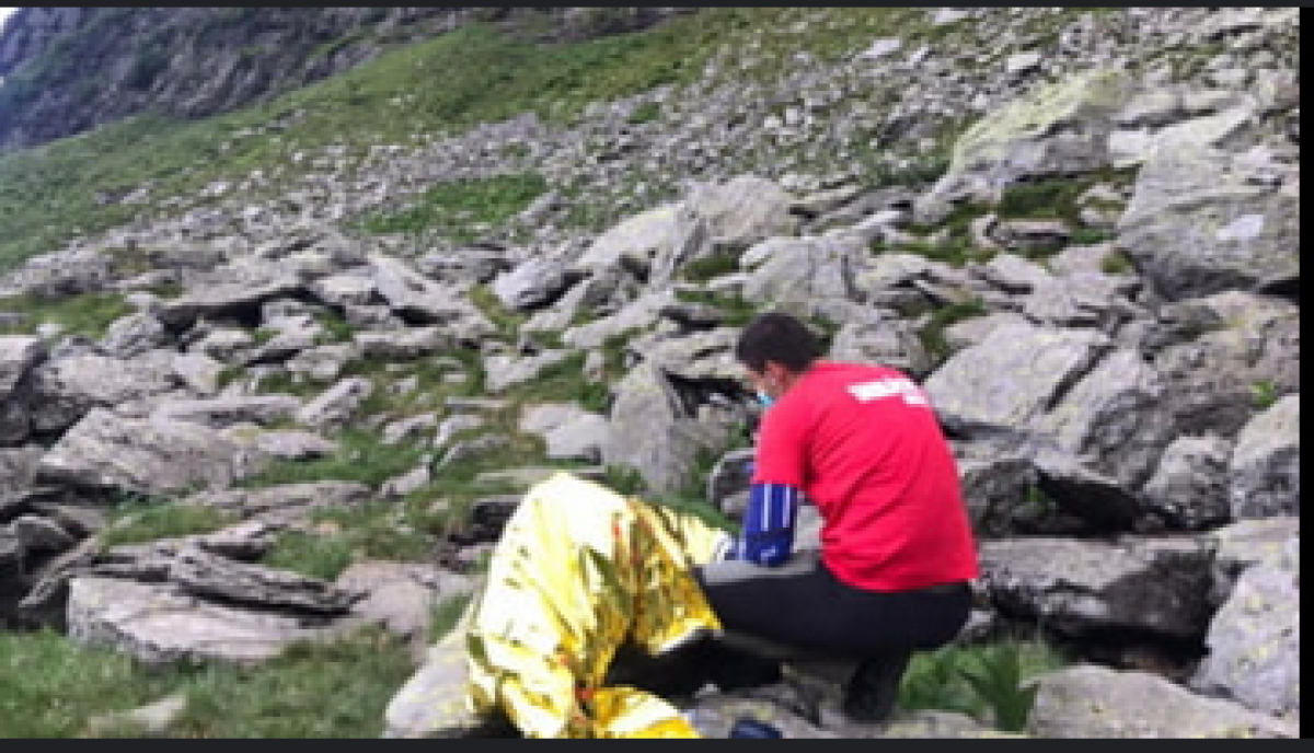 Cadavru în descompunere, în Munții Maramureșului. Pe ruta pe care ucrainenii fug de război