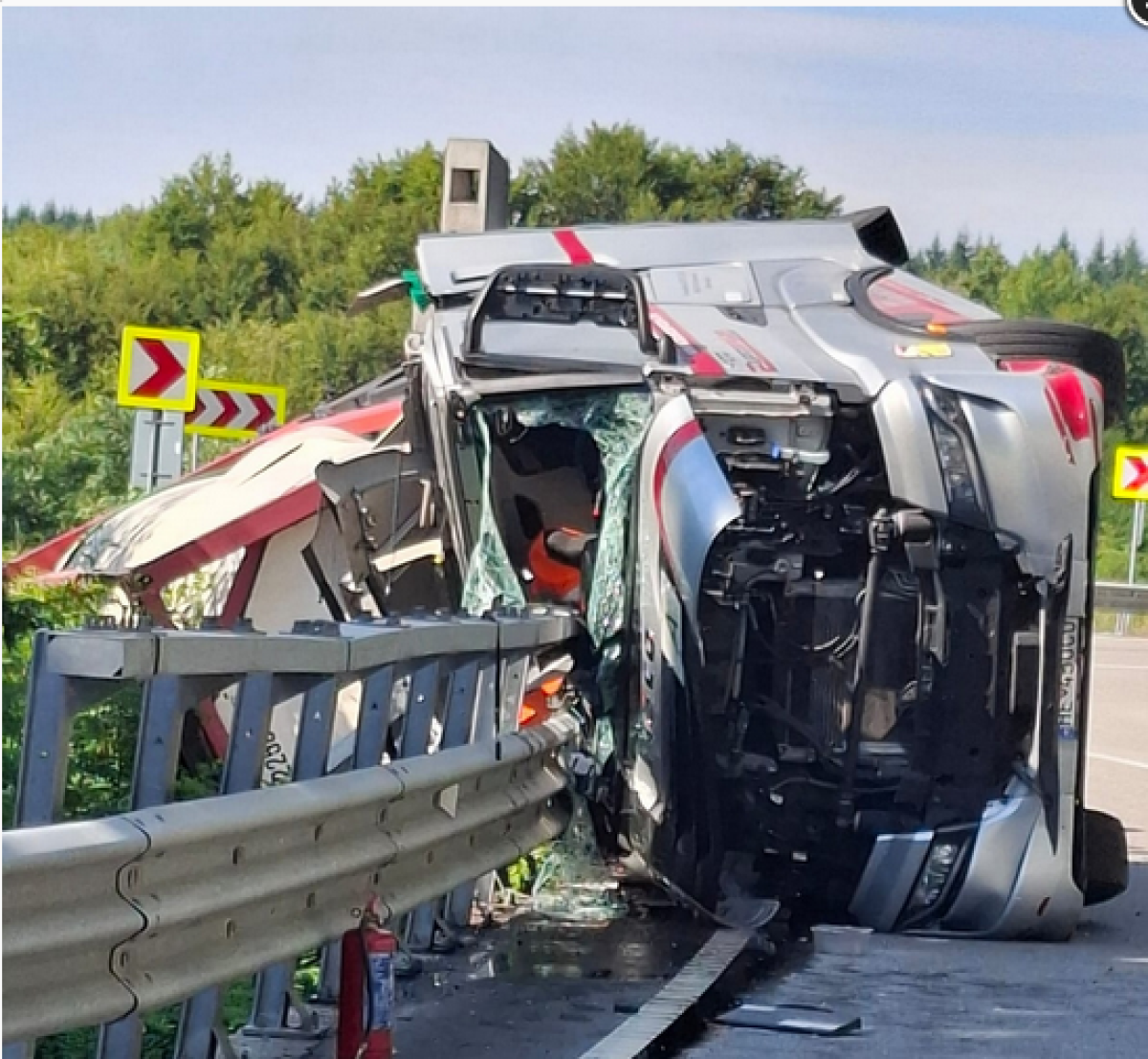 Trafic blocat pe DN 76, la limita dintre Bihor și Arad. Cisternă încărcată cu o substanță periculoasă, răsturnată