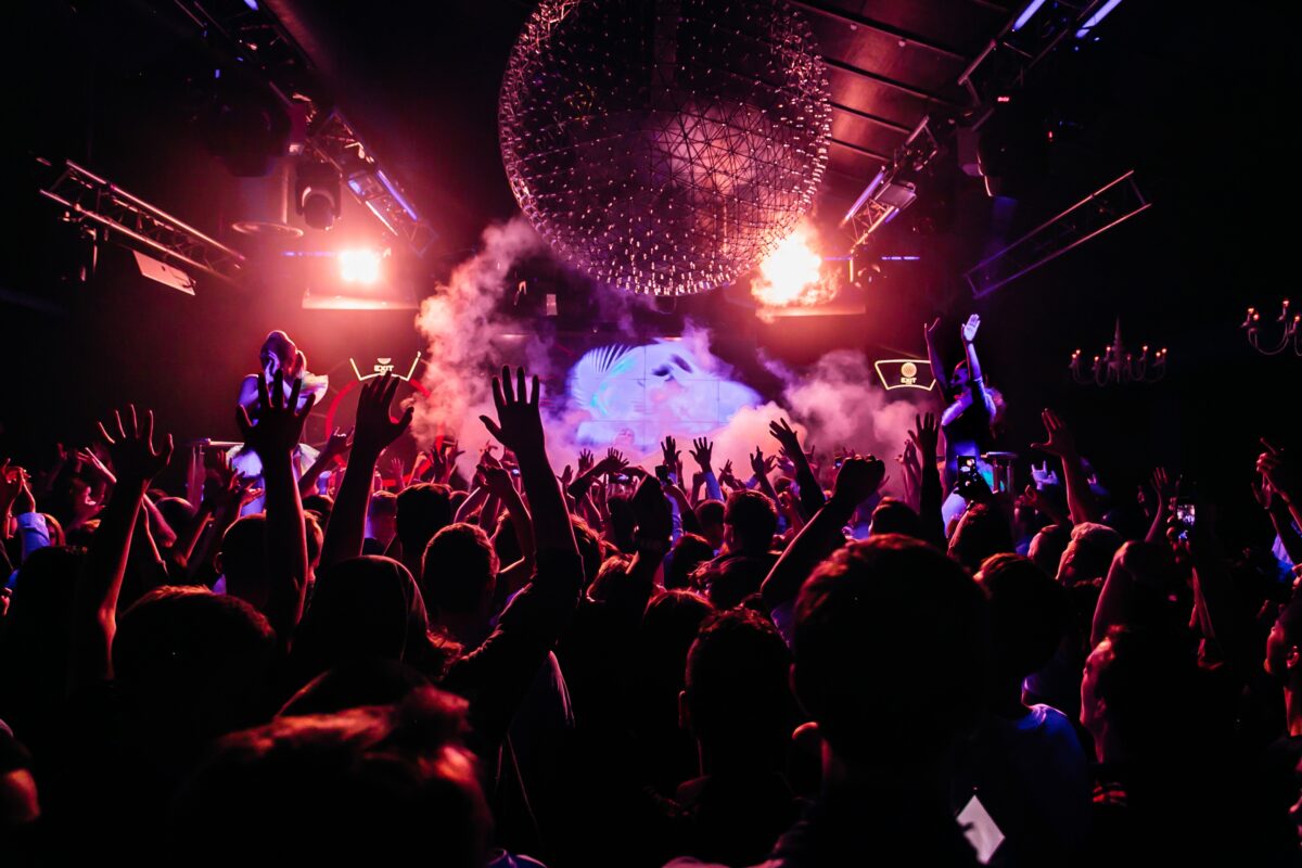 Tânără tăiată cu un cutter pe față și pe corp, într-un club