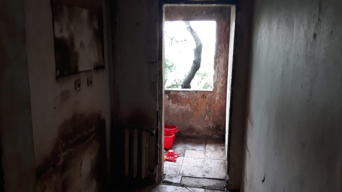 O garsonieră fără geamuri și cu pereții murdari se vinde cu 33.500 de euro