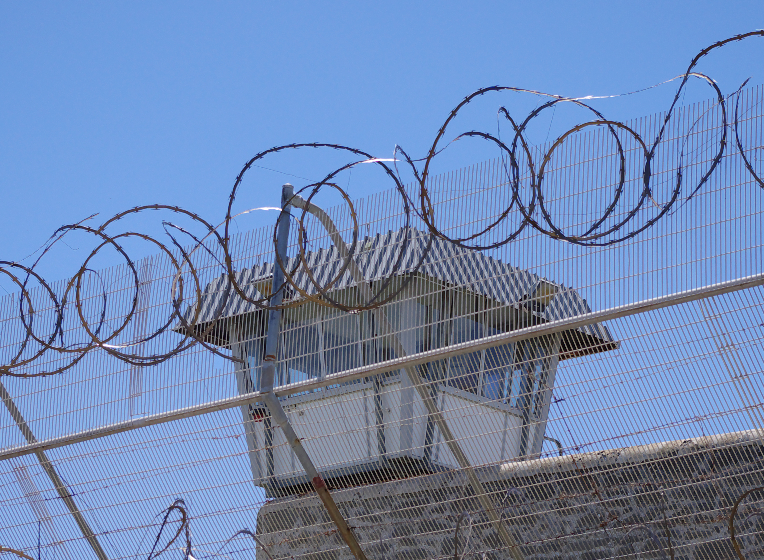 Șapte cetățeni moldoveni, în fața justiției la Paris după graffiti cu sicrie și mesaje despre Ucraina