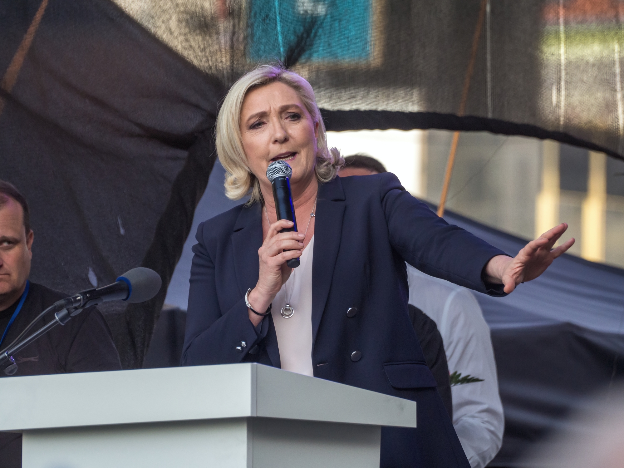Marine Le Pen și Jean-Luc Melenchon, în turul doi în toate scenariile unui sondaj. Aegerile prezidențiale din Franța