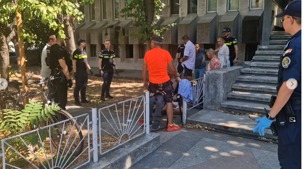 Scene revoltătoare. Bolnavi pshihici, abandonați în stradă, păziți cu Poliția și Jandarmeria