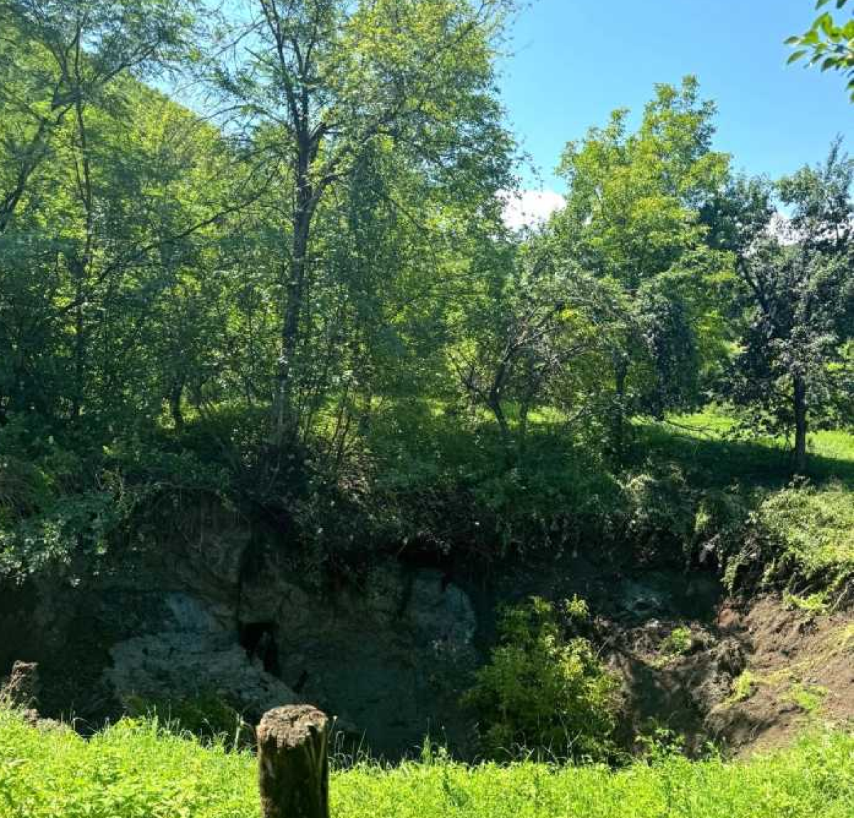 Zeci de oameni, evacuați după surparea galeriei unei foste mine de sare din Maramureș