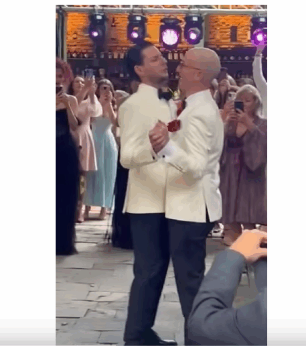 Prima nuntă gay, pe o terasă din Cluj. Protagoniști: doi piloți. Un român și un belgian