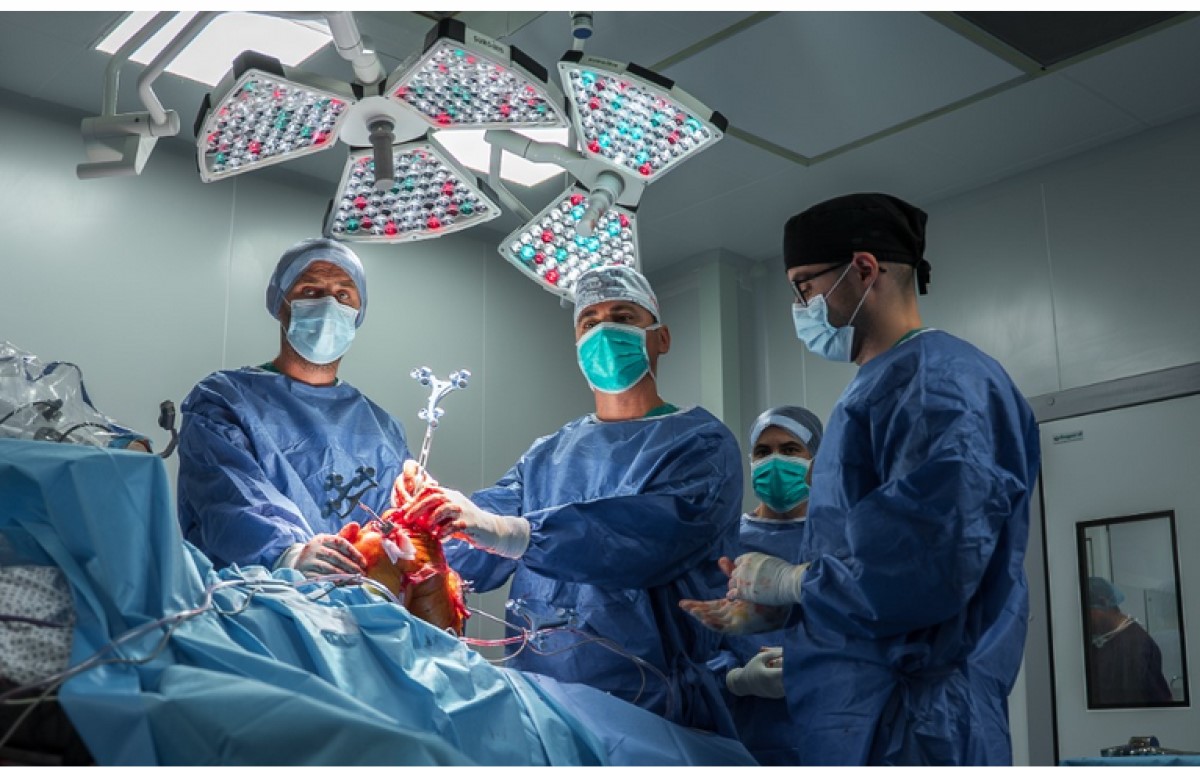 Premieră națională în chirurgie ortopedică robotică, realizată de doi medici orădeni