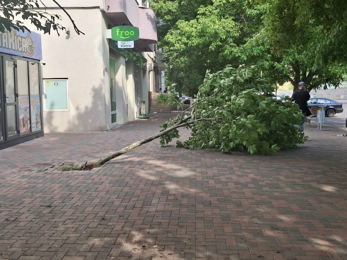 Efectele vremii severe. Capitala și 60 de localități afectate de furtuni și inundații