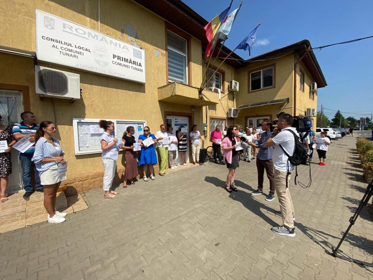 Bugetarii le trântesc ușa în nas celor ce le plătesc lefurile. Proteste în primării