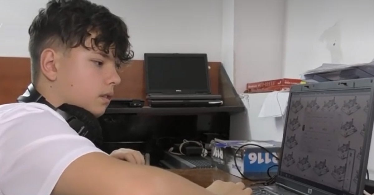 La 13 ani, un puști din Piatra Neamț a intrat în Cartea Recordurilor. Cel mai rapid radioamator din lume