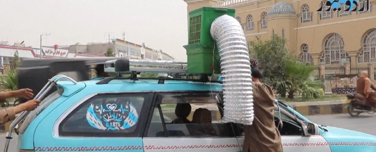 Cum înfruntă șoferii din Kandahar canicula. Aer condiționat artizanal montat pe taxiuri