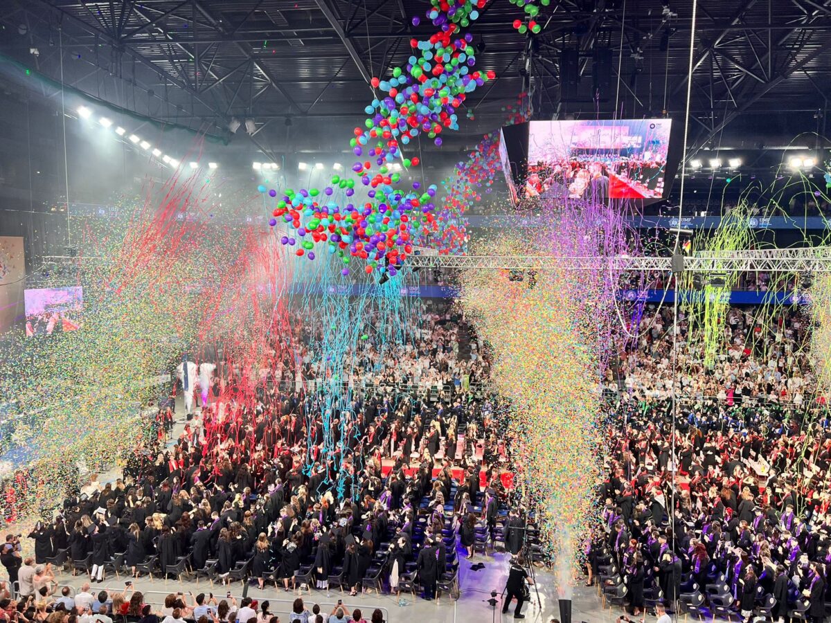 Spectacol impresionant la absolvirea studenților de la UMF Cluj, „Harvard-ul românesc”