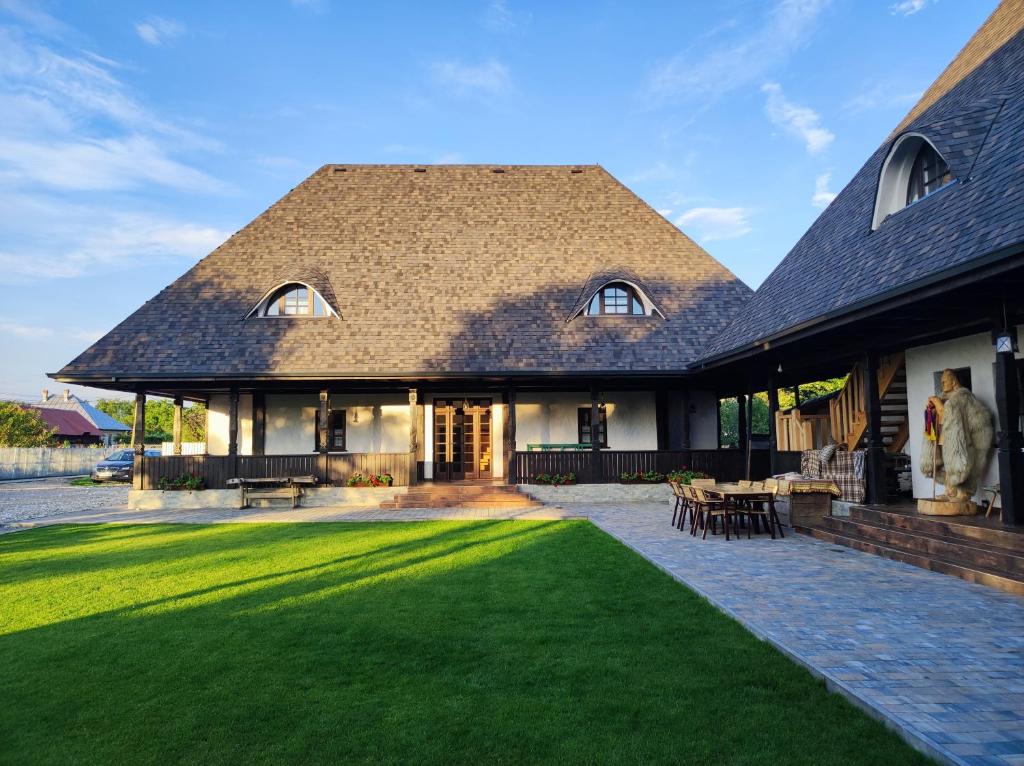 Turism cu suflet, la poalele Parângului. Povestea unei familii care a redat viață ogrăzii bunicilor